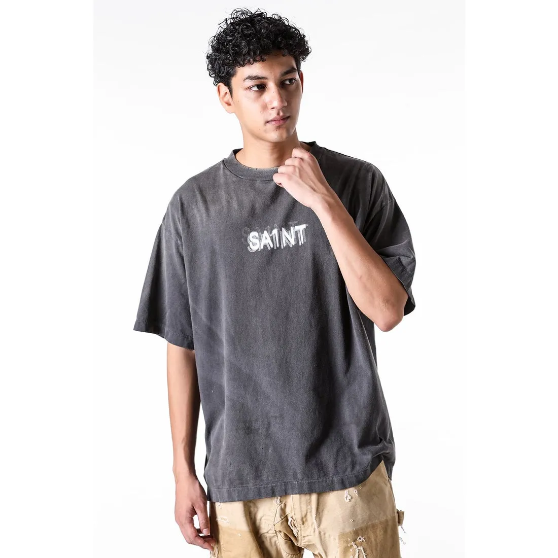SAINT Mxxxxxx SEVEN DEADLY SS TEE/BLK Phantom SAINT Seven Deadly Sins Printed TEE Washed Black S-XL Look for cylindrical fabrics with no side seams. Don’t buy open width fabrics anymore. It’s boring. Assute garments are dyed. The whole piece is sprayed with Ma Liu. Then spray the heavy parts to fade. The collar and cuffs are frayed. Many hangings are frayed. Accessories are complete. Customized original consistent main mark/wash mark/little angel anti-counterfeiting mark.